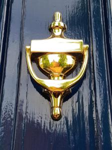 切斯特Alexandra Lodge Guest House的蓝色门上的金门把手