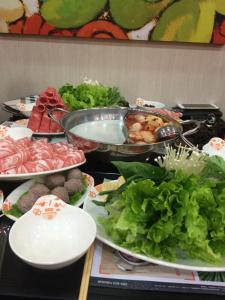 蓟州区黄崖关长城李博家园酒店的自助餐,餐桌上摆满了食物