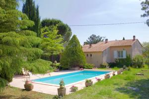 卡庞特拉Les murmures du Temps Villa 3 Chambres avec Piscine的房屋前的大型游泳池