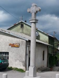 皮夫卡特瑞内住宿加早餐旅馆的建筑物前的柱子上的十字架