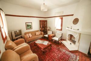 卡尔坎基尔洛小屋的带沙发和壁炉的客厅