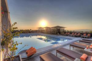 雅典President Hotel Athens的一座享有日落美景的游泳池