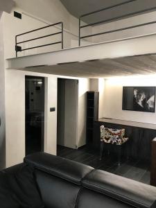 福萨诺Loft Acaja的带沙发和高架床的客厅