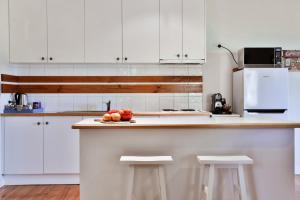 莫尔登Parker Lodge Maldon的厨房配有白色橱柜和水果台