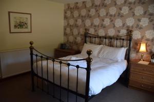 Mintlaw赛普琳布瑞酒店的卧室配有带白色枕头的大床