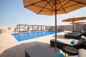 Flora Inn Hotel Dubai Airport内部或周边的泳池