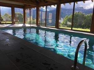 克雷斯特沃朗德斯内格斯乐卡普里切酒店的山景游泳池