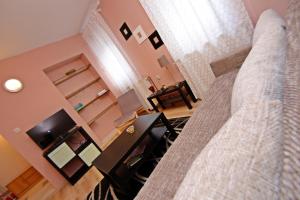 弗济内Apartment house Lalita的卧室享有高空美景,配有一张床和一张书桌