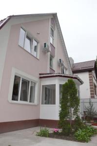 克洛佩夫尼茨基Guest House Orchid的白色的房子,窗户和树