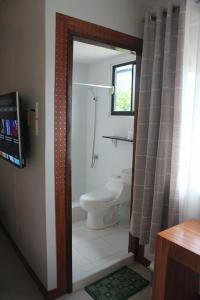 塔比拉兰戈麦斯公寓的一间带卫生间和淋浴及窗户的浴室