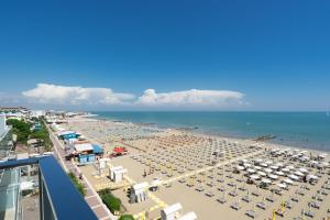 卡奥莱Hotel Elite的海滩空中美景,配有遮阳伞