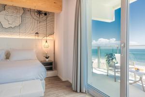 卡奥莱Hotel Elite的一间卧室配有一张床,享有海景