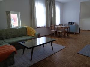 莱比锡Leipzig-Südwest的客厅配有沙发和桌子