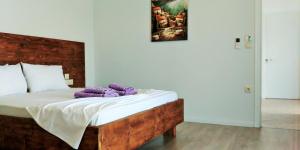 希马拉Beleri House的一间卧室配有一张带紫色枕头的床