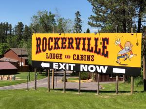 奇斯顿Rockerville Lodge & Cabins的城堡出口的摇滚城旅馆标志