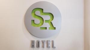 第比利斯Hotel S.R的挂在墙上的酒店标志