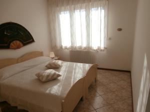 格拉多Agata Apartments的一间卧室配有一张带两个枕头的床