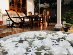 丹不拉完美藏身之地旅馆的桌上装满白色花的碗