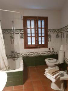 伊萨韦纳河畔罗达卡萨西蒙乡村民宿的带浴缸、卫生间和盥洗盆的浴室