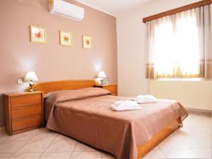 RodhopósTraditional Cretan Villa的一间卧室配有一张床,上面有两条毛巾