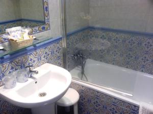戈雅酒店的一间浴室