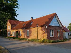 格罗斯施旺湖Seesternchen的棕色屋顶红砖房子