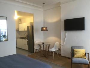 马赛10 rue Chevalier Roze的配有床和桌子的房间以及厨房