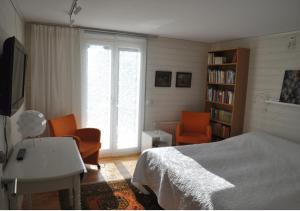 EkestadRoom In Ekestad的卧室配有一张床、一张桌子和椅子
