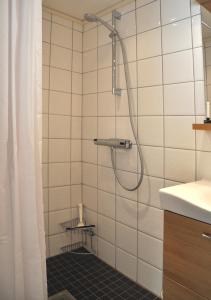 EkestadRoom In Ekestad的浴室内配有淋浴和头顶淋浴