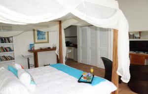 辛普森湾Villa Cleavage的一间卧室配有一张白色天蓬床