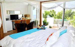 辛普森湾Villa Cleavage的一间卧室设有一张床,享有海景