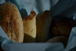 林都斯Lindos Esel Suites的装满面包和其他食物的篮子