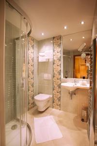 布拉格绿花园酒店的浴室配有卫生间、淋浴和盥洗盆。
