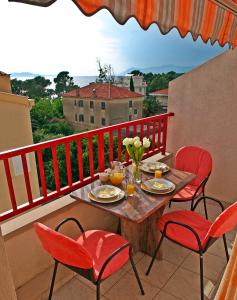 马卡尔斯卡Apartment Andromeda sea view的阳台配有桌椅和桌子
