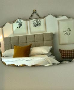 克雷盖拉希Dandaleith Cottage No.2的卧室配有大镜子,位于床上方