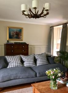 克雷盖拉希Dandaleith Cottage No.2的客厅配有蓝色的沙发和桌子
