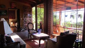 圣克鲁斯拉拉古纳Casa Hagan的带沙发、桌子和窗户的客厅
