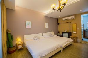 台南叶子宿的卧室配有一张白色大床
