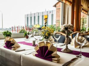 基尔科勒福德酒店的桌子上带紫色和黄色餐巾和眼镜的桌子