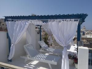苏塞达尔巴兹兹酒店的一个带两把椅子的庭院和一个凉亭