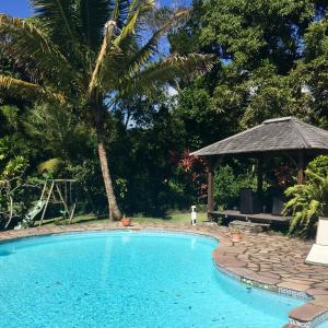 圣罗斯Matilona的一个带凉亭和棕榈树的游泳池
