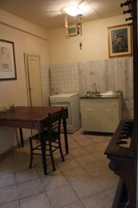 佛罗伦萨La Cascianella的厨房配有木桌和水槽。