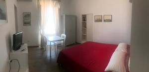 维拉诺瓦Casa Petrolla 126的一间卧室配有红色的床和电视