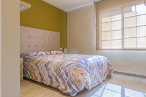 塔拉戈纳Vive Tarragona的一间卧室设有一张床和一个窗口