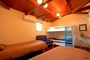 ShishikuiPavilionSurf&Lodge的一间卧室配有两张床和一张双层床。