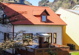 韦斯特曼纳埃亚尔Lava Guesthouse的一座带橙色屋顶的房屋