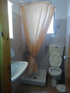 波罗斯Astir Rooms的浴室设有卫生间、水槽和淋浴帘