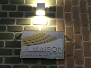 玛格丽塔萨沃亚La Maison的墙上的博物馆标志,灯