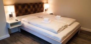 温特贝格Ferienquartier Winterberg的房间里的一张床位,上面有两条毛巾