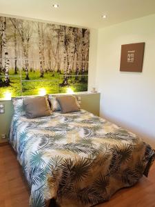 TonquédecRésidence CoatArmor的一间卧室配有一张壁画床
